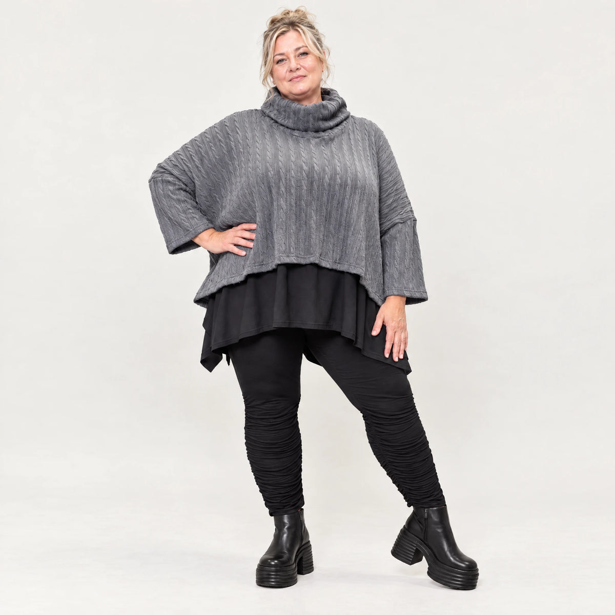 Strickshirt in Grau mit Rollkragen und kastiger Passform aus feinem und weichem Strick