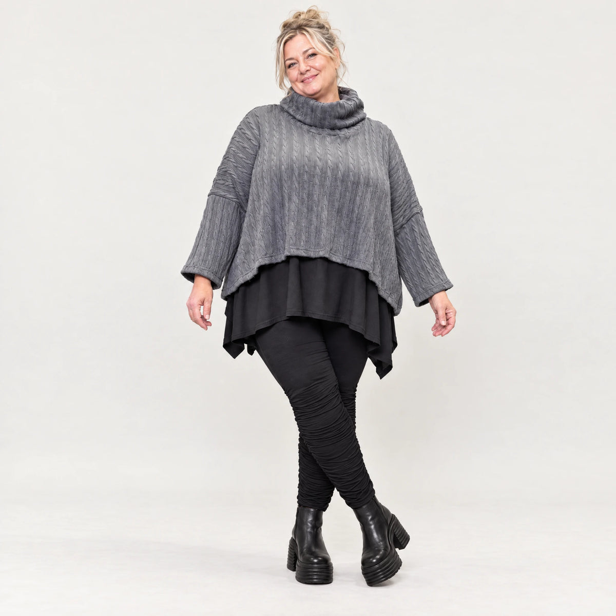 Strickshirt in Grau mit Rollkragen und kastiger Passform aus feinem und weichem Strick