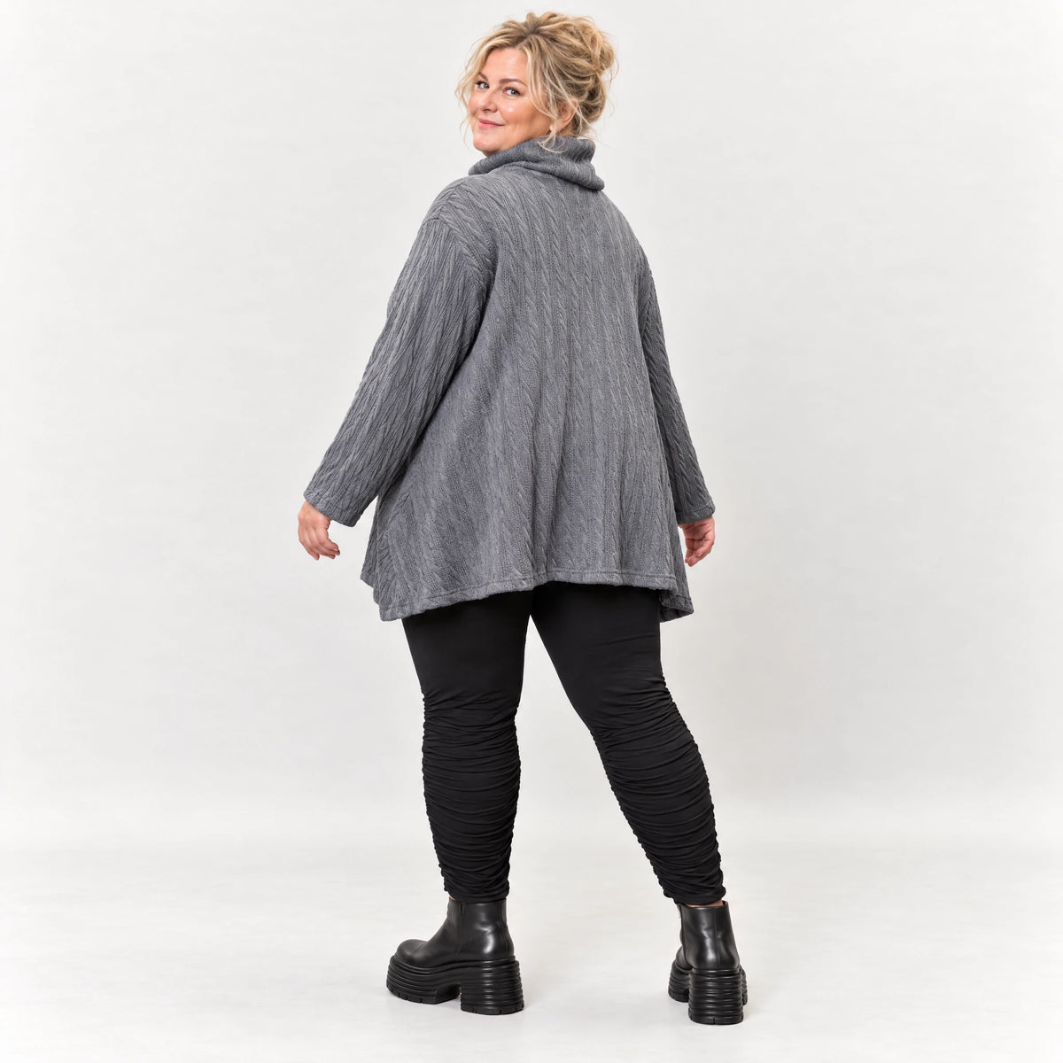 Strickshirt in Grau mit weichem Rollkragen und fließender A-Linie aus feinem Strick