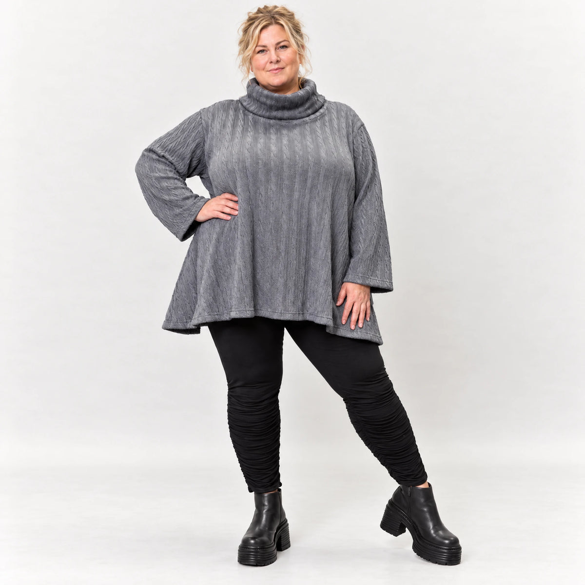 Strickshirt in Grau mit weichem Rollkragen und fließender A-Linie aus feinem Strick