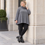 Strickshirt in Grau mit weichem Rollkragen und fließender A-Linie aus feinem Strick