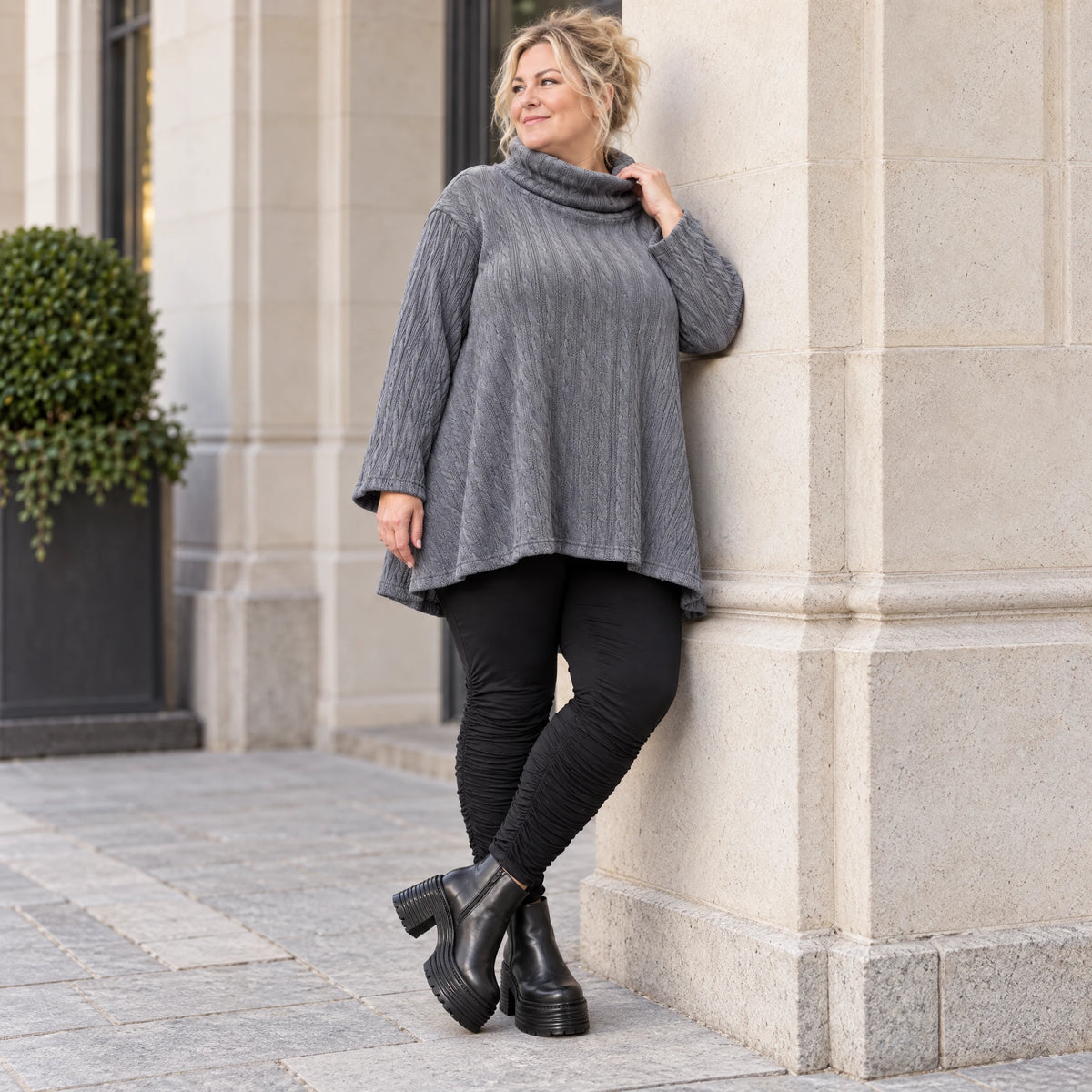 Strickshirt in Grau mit weichem Rollkragen und fließender A-Linie aus feinem Strick