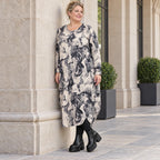 Langes Feinstrickkleid in Ecru/Schwarz mit Ballonform Langarm und Rundhalsausschnitt