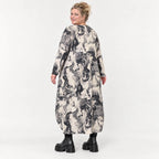 Langes Feinstrickkleid in Ecru/Schwarz mit Ballonform Langarm und Rundhalsausschnitt