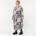 Langes Feinstrickkleid in Ecru/Schwarz mit Ballonform Langarm und Rundhalsausschnitt