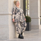Strickhose in Ecru/Schwarz mit weitem Ballonbein dehnbarem Bund und aufgesetzten Taschen