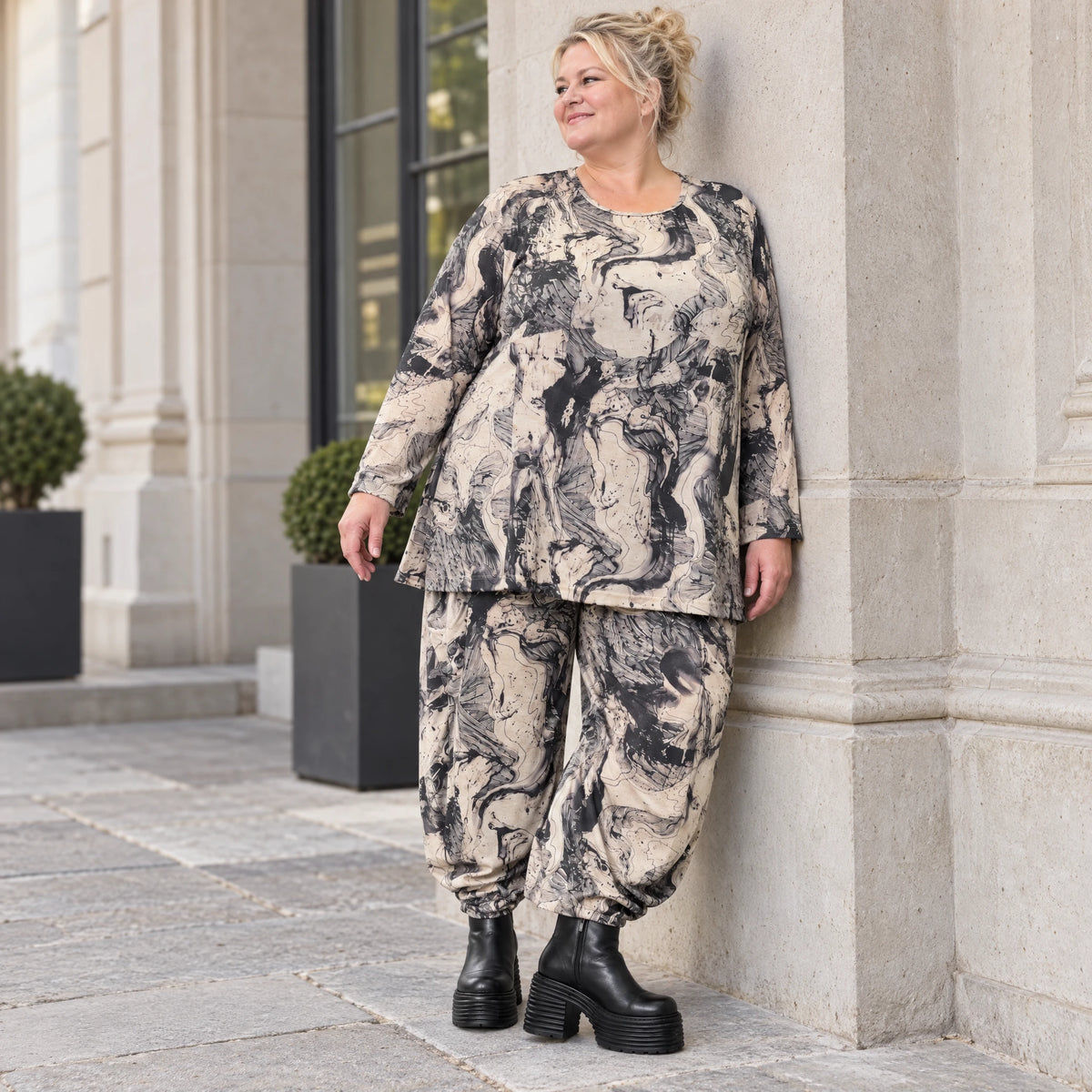Strickhose in Ecru/Schwarz mit weitem Ballonbein dehnbarem Bund und aufgesetzten Taschen