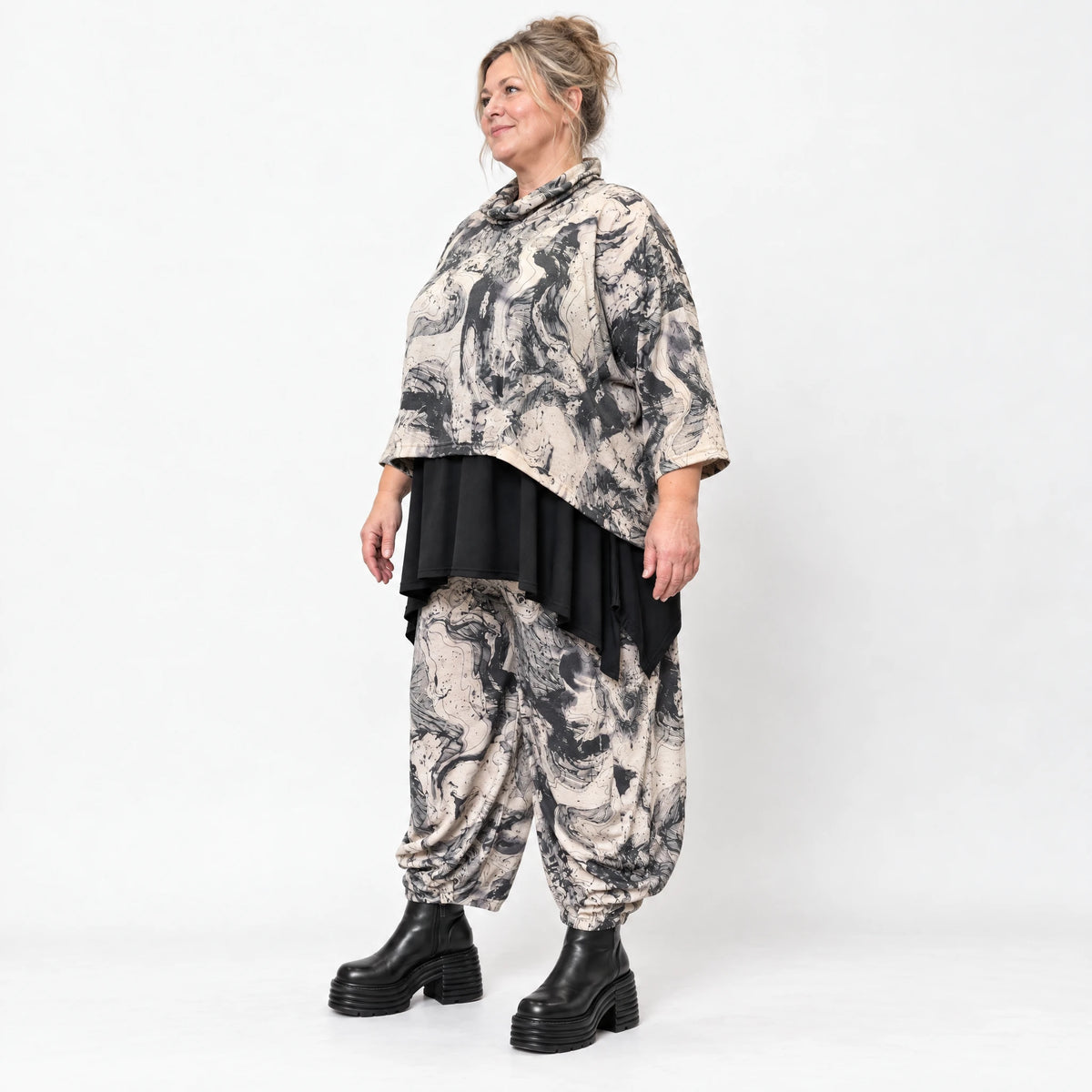 Kastiger Feinstrickpullover mit Rollkragen in Ecru/Schwarz aus weichem Strick mit Stretch