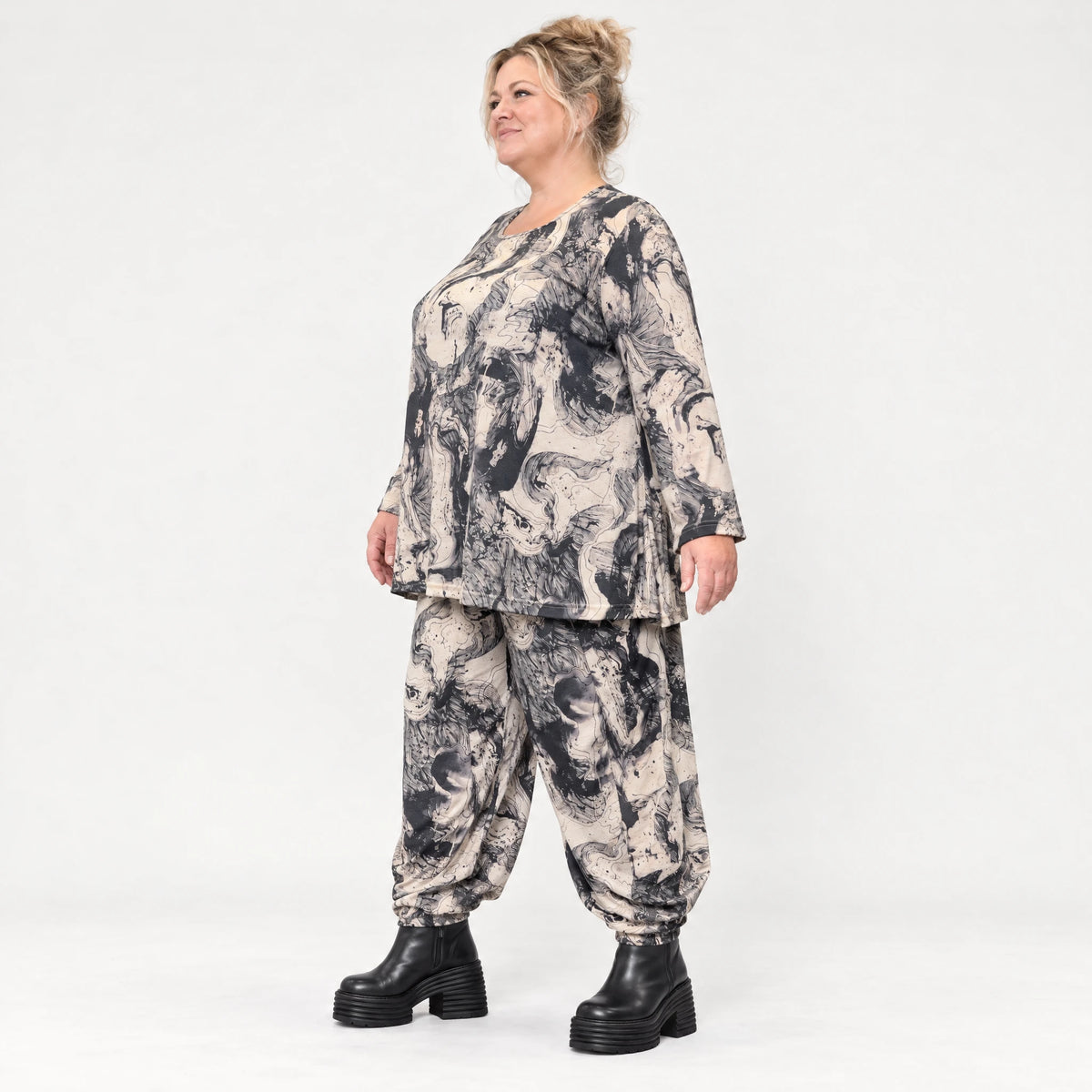 Feinstrickshirt in Ecru/Schwarz mit A-Linie Rundhalsausschnitt und weichem Stretch