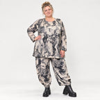 Feinstrickshirt in Ecru/Schwarz mit A-Linie Rundhalsausschnitt und weichem Stretch