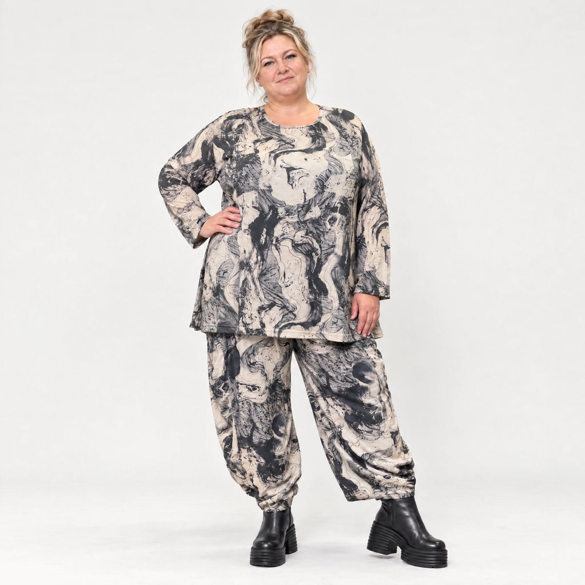 Feinstrickshirt in Ecru/Schwarz mit A-Linie Rundhalsausschnitt und weichem Stretch
