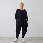Langarmshirt in Schwarz mit fließender Silhouette aus weichem Viskose Jersey und Rundhals