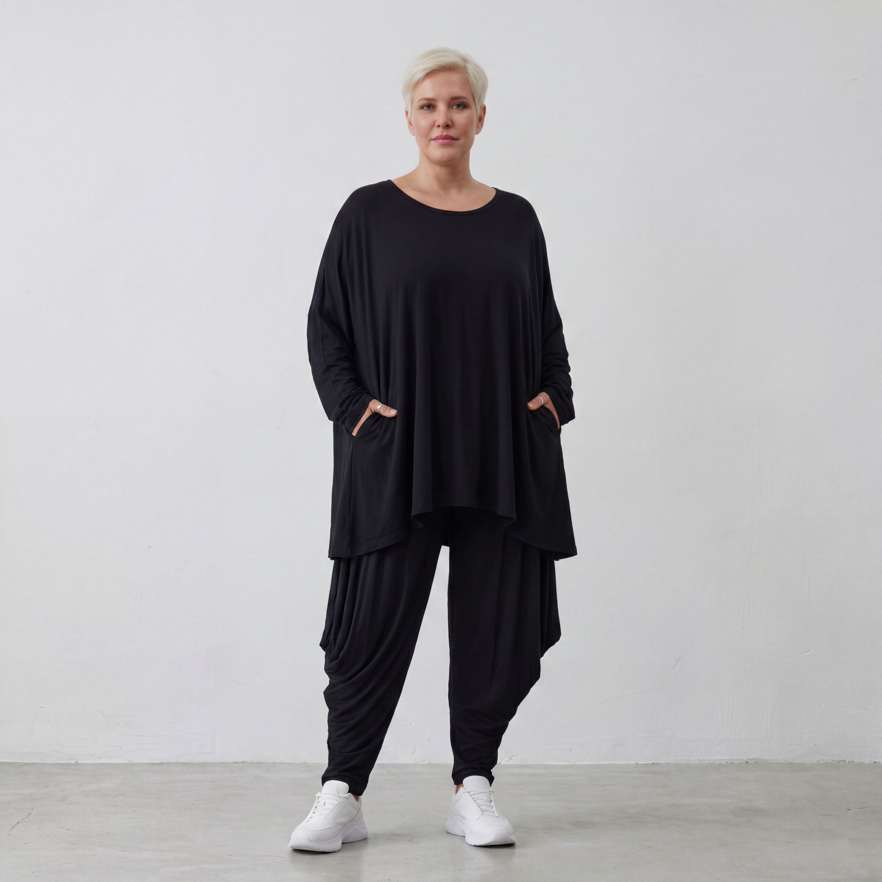 Langarmshirt in Schwarz mit fließender Silhouette aus weichem Viskose Jersey und Rundhals