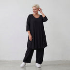 Fließendes Glockenshirt in tiefem Schwarz mit 3/4-Arm Rundhalsausschnitt und Nahttaschen