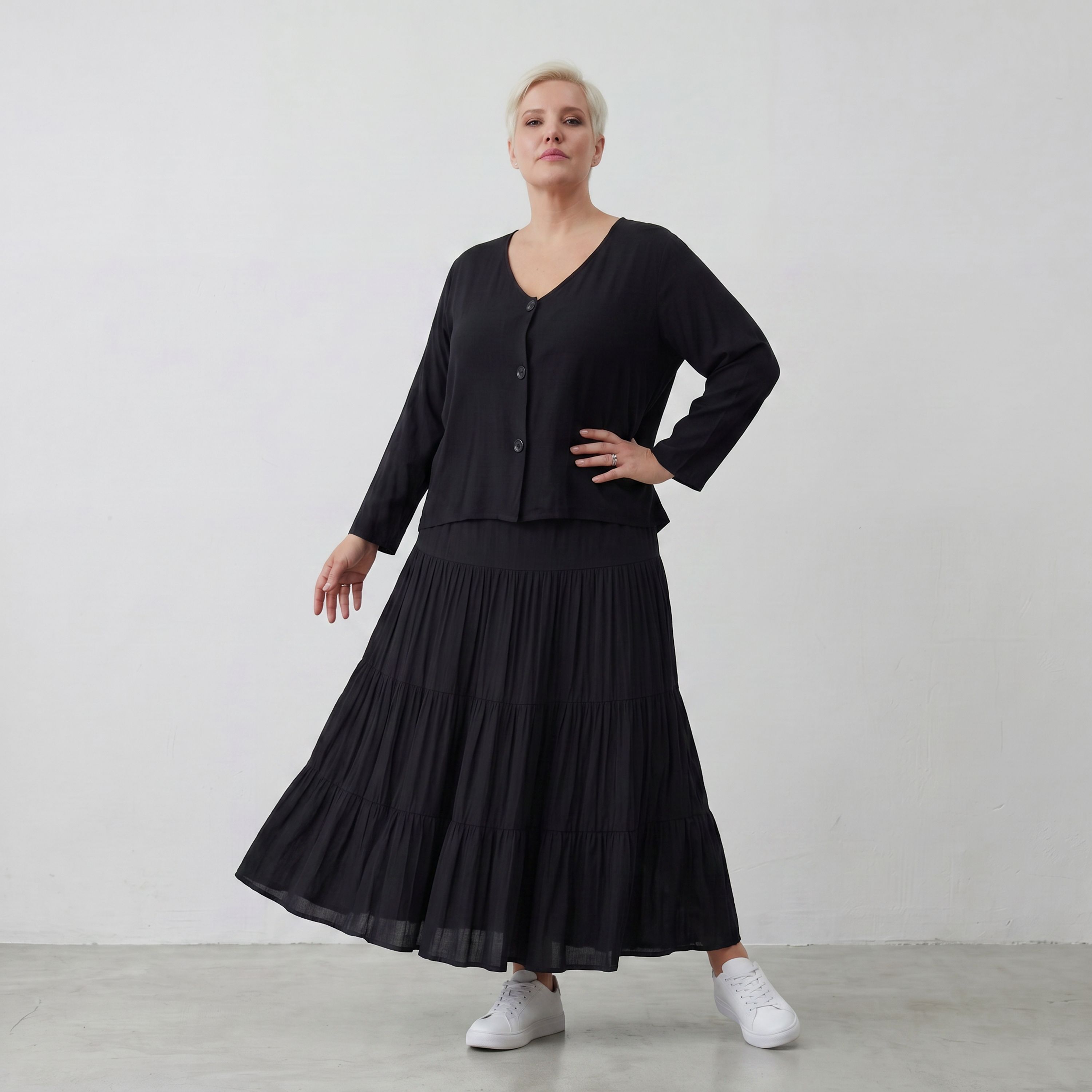 Leichte Jersey Jacke in tiefem Schwarz mit asymmetrischem Schnitt und weichem Tragekomfort