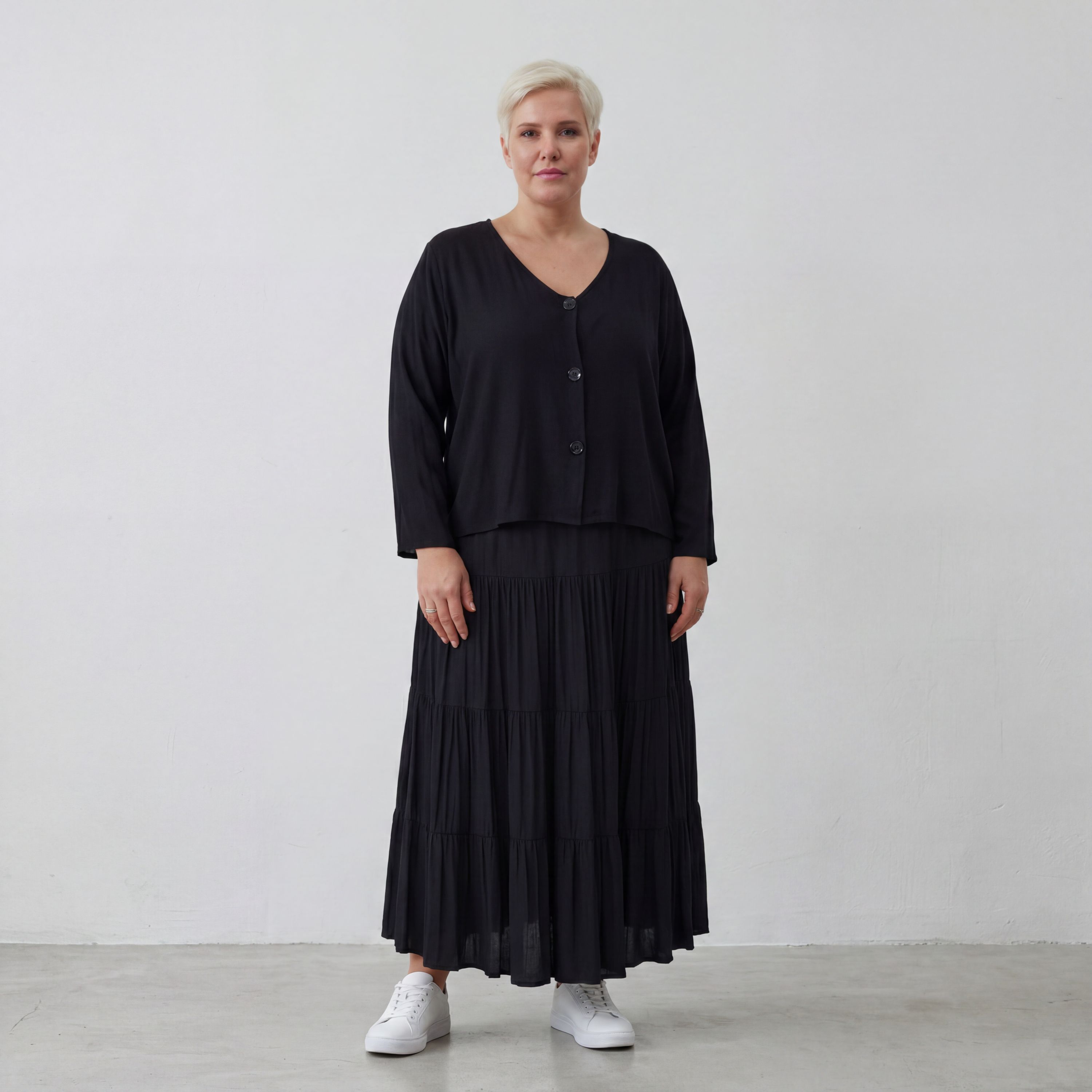 Leichte Jersey Jacke in tiefem Schwarz mit asymmetrischem Schnitt und weichem Tragekomfort