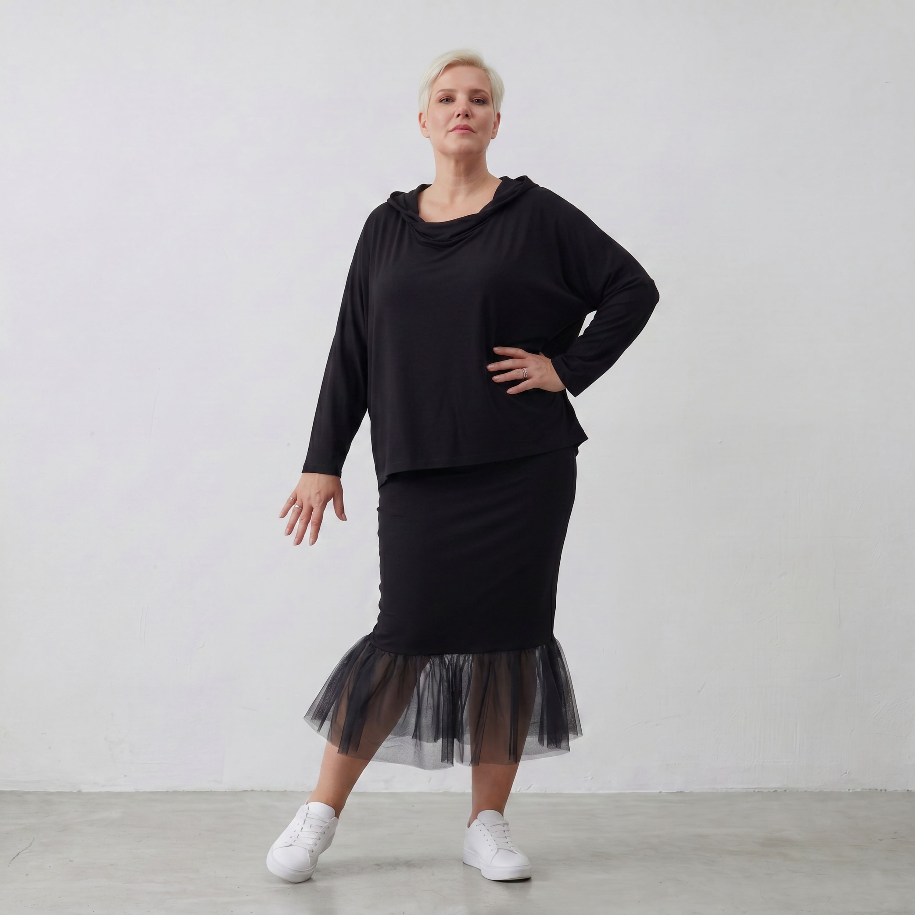 Fließendes Kapuzenshirt aus schwarzem Viskosejersey mit Dreiviertelarm und kastiger Form