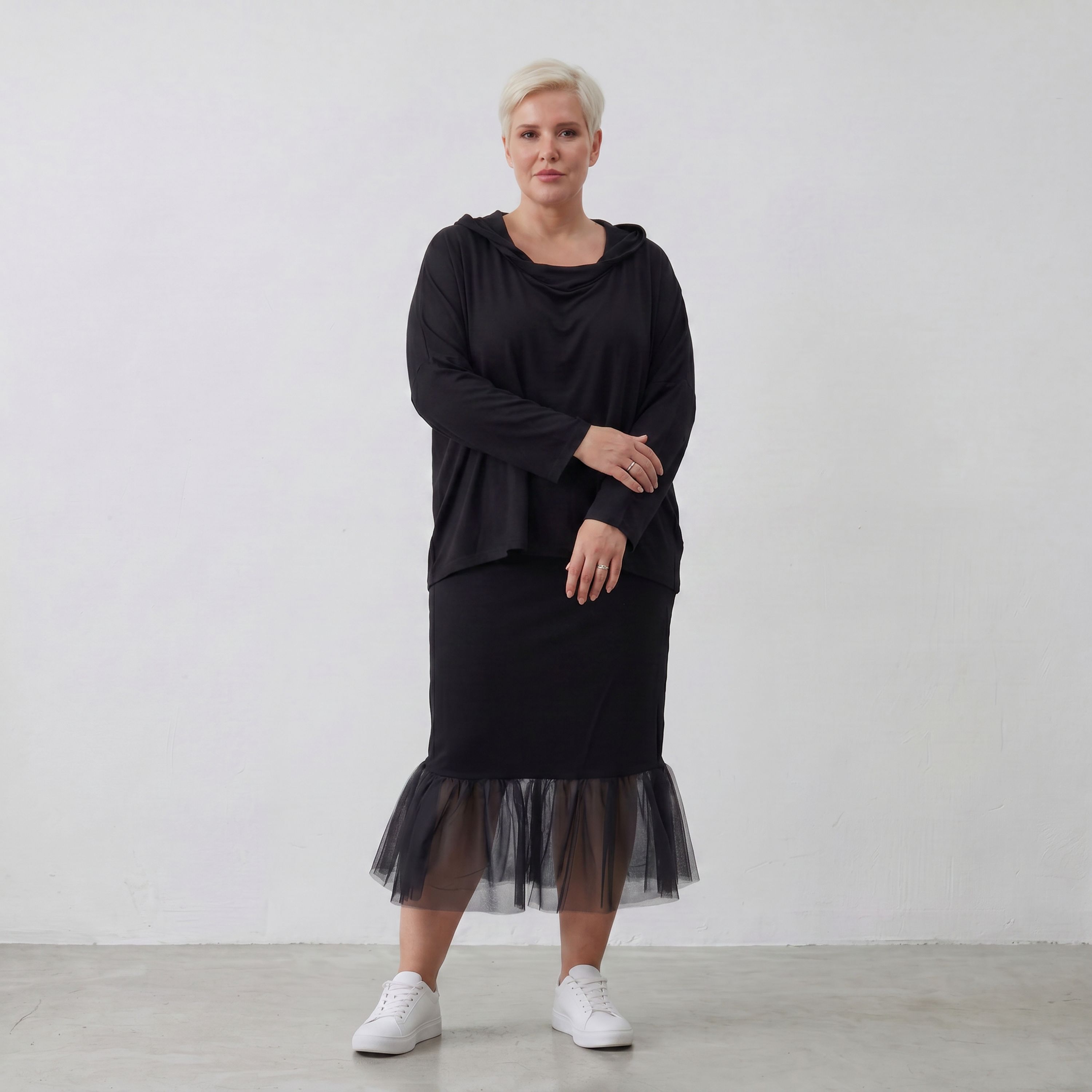 Fließendes Kapuzenshirt aus schwarzem Viskosejersey mit Dreiviertelarm und kastiger Form