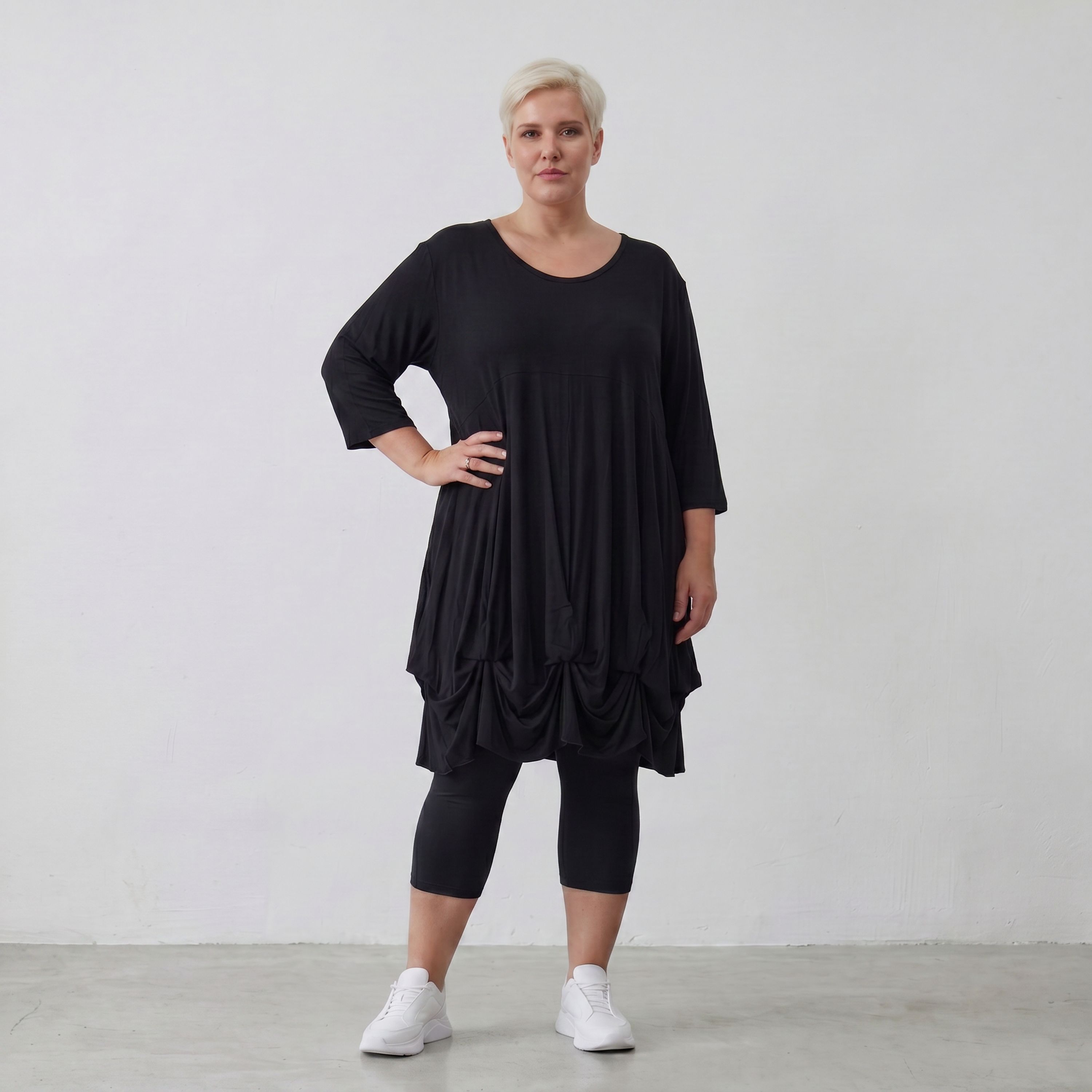 Elastisches Jersey Shirt in Schwarz mit 3/4-Arm Rundhalsausschnitt und weicher Saumraffung