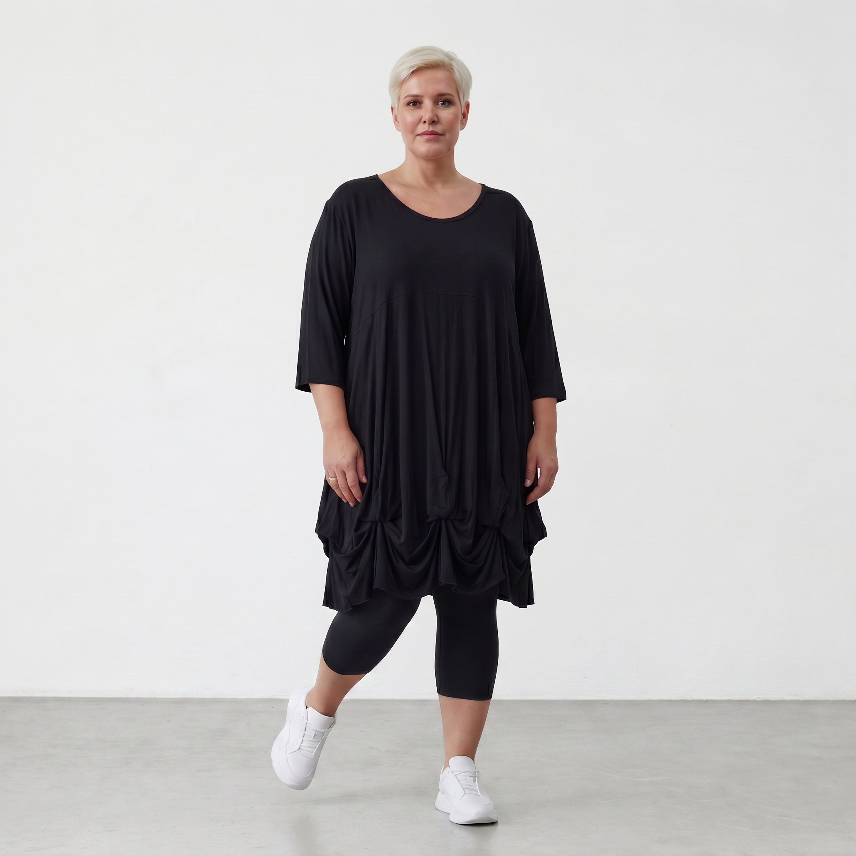 Elastisches Jersey Shirt in Schwarz mit 3/4-Arm Rundhalsausschnitt und weicher Saumraffung