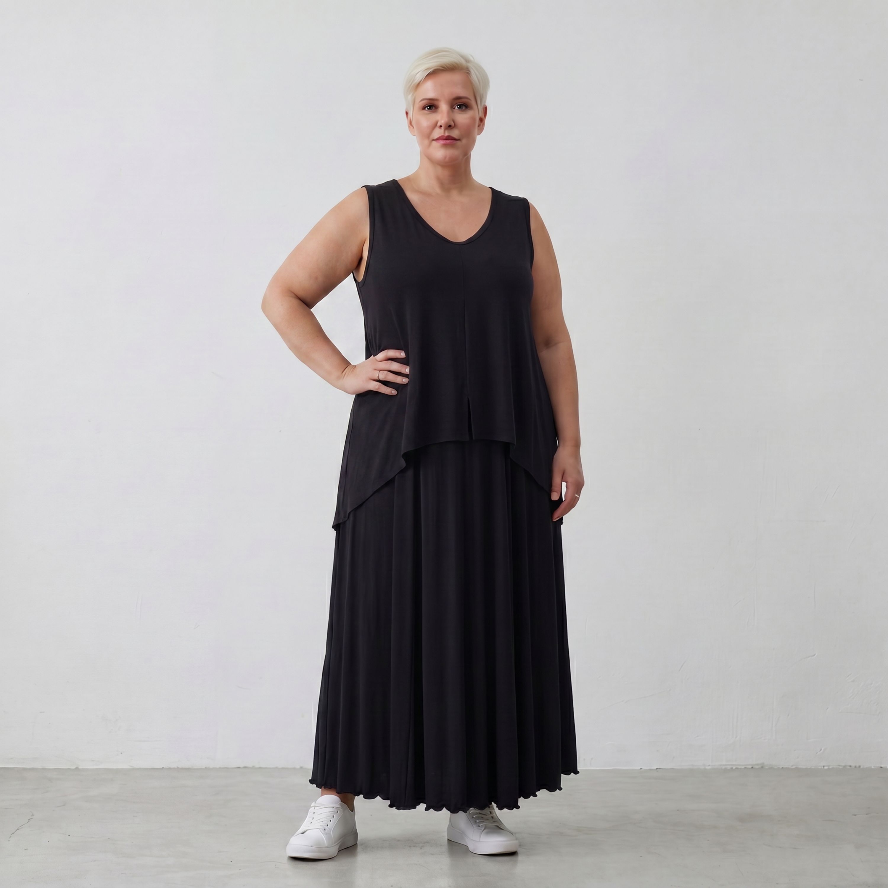 Ärmelloser Überwurf aus fließendem Viskosejersey in tiefem Schwarz mit moderner Zipfelform