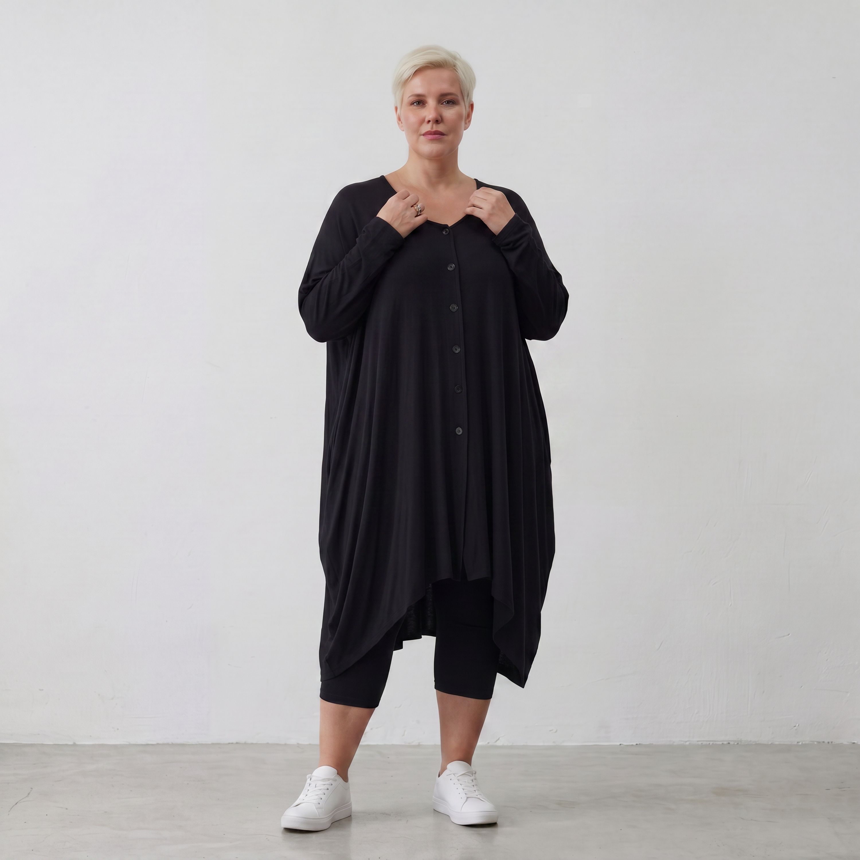 Fließende Ballonjacke aus schwarzem Stretchjersey mit Knopfverschluss und Seitentaschen