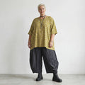 Zeitlos legeres Oversize A-Form Shirt aus feiner Baumwollpopeline mit ausgefallenem Punktedesign, Beige/Olive