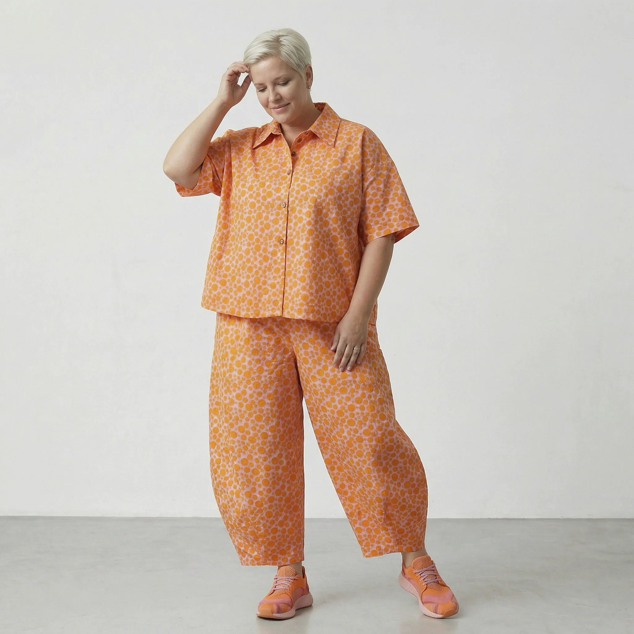 Leichte Ballonhose aus feiner Baumwolle im angesagten Lagenlook mit weiten Beinen und Punkten, Rosa/Orange