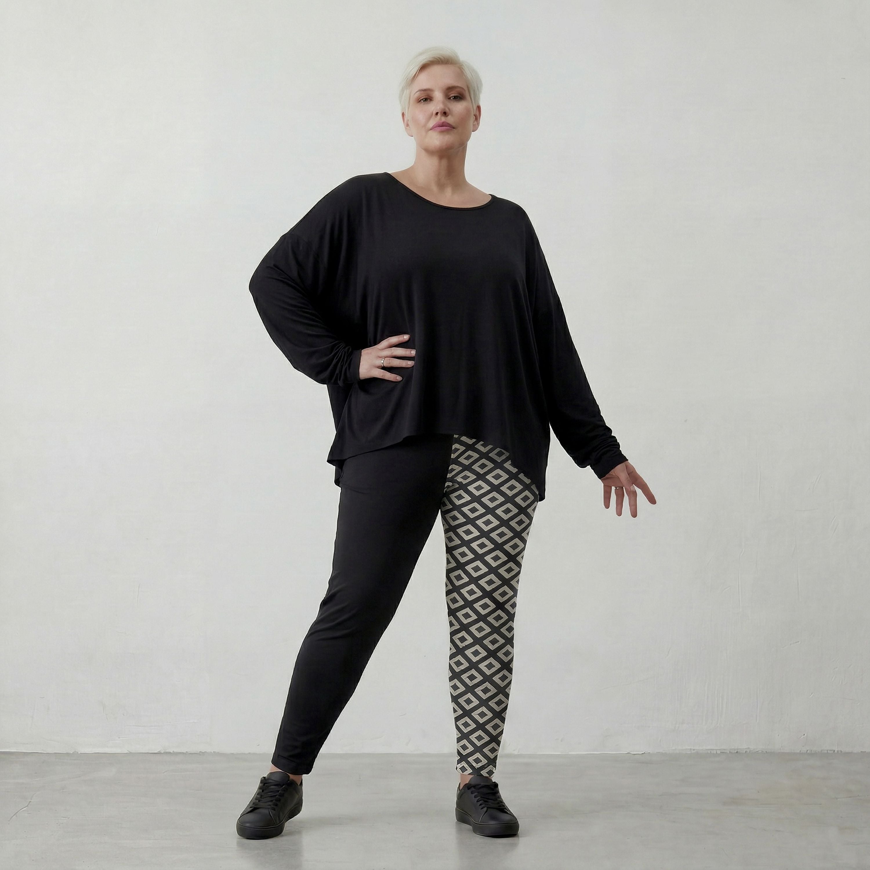 Legere Lagenlook Leggings in ausgefallener Karottenform mit fließendem Jersey und Raute Muster, Schwarz/Weiß
