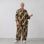 Bluse mit schwarzbeigem Batikmuster aus leichter Popeline mit 3/4-Ärmeln und Kragen