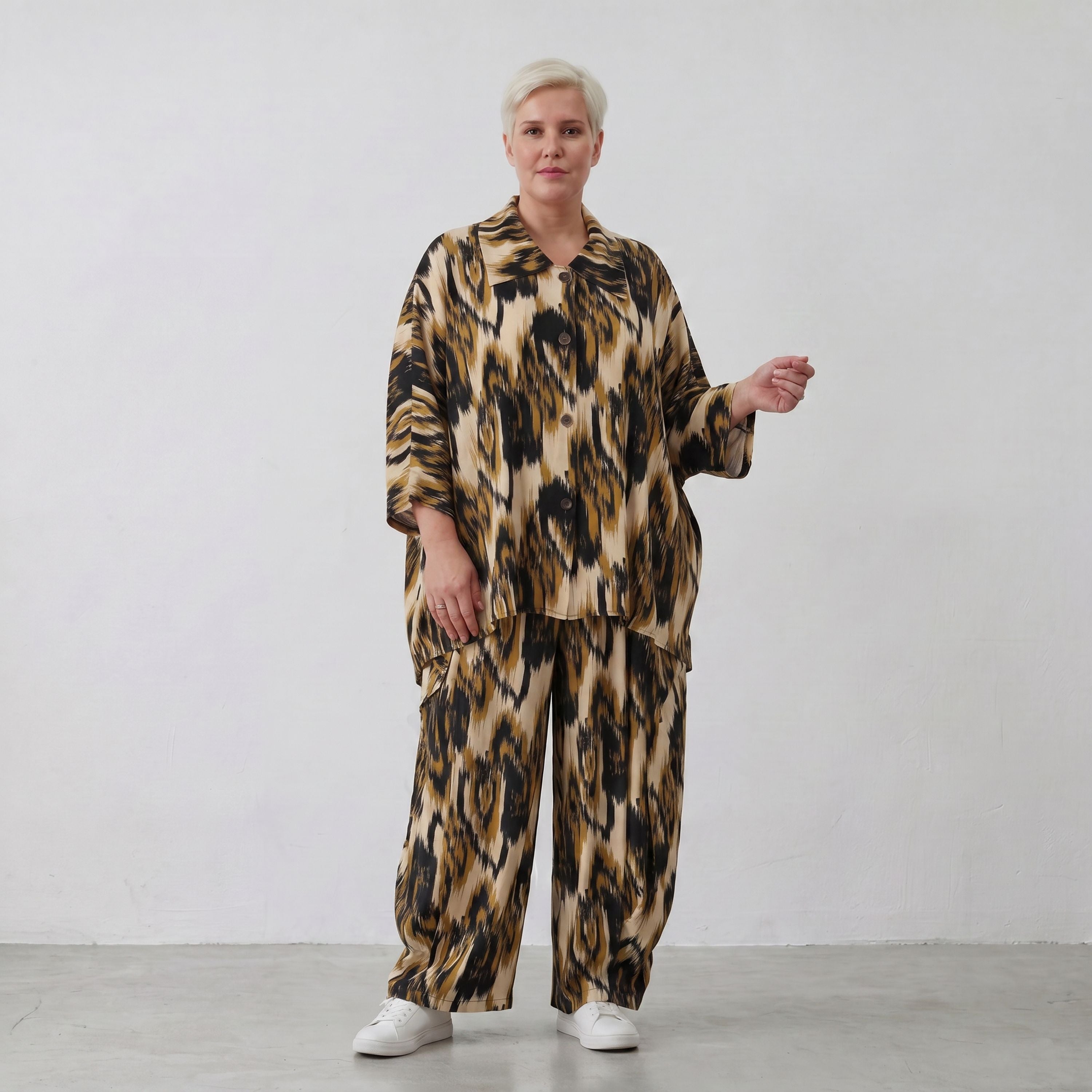 Bluse mit schwarzbeigem Batikmuster aus leichter Popeline mit 3/4-Ärmeln und Kragen