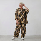 Bluse mit schwarzbeigem Batikmuster aus leichter Popeline mit 3/4-Ärmeln und Kragen