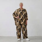 Bluse mit schwarzbeigem Batikmuster aus leichter Popeline mit 3/4-Ärmeln und Kragen