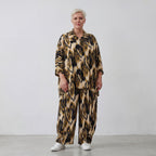 Bluse mit schwarzbeigem Batikmuster aus leichter Popeline mit 3/4-Ärmeln und Kragen