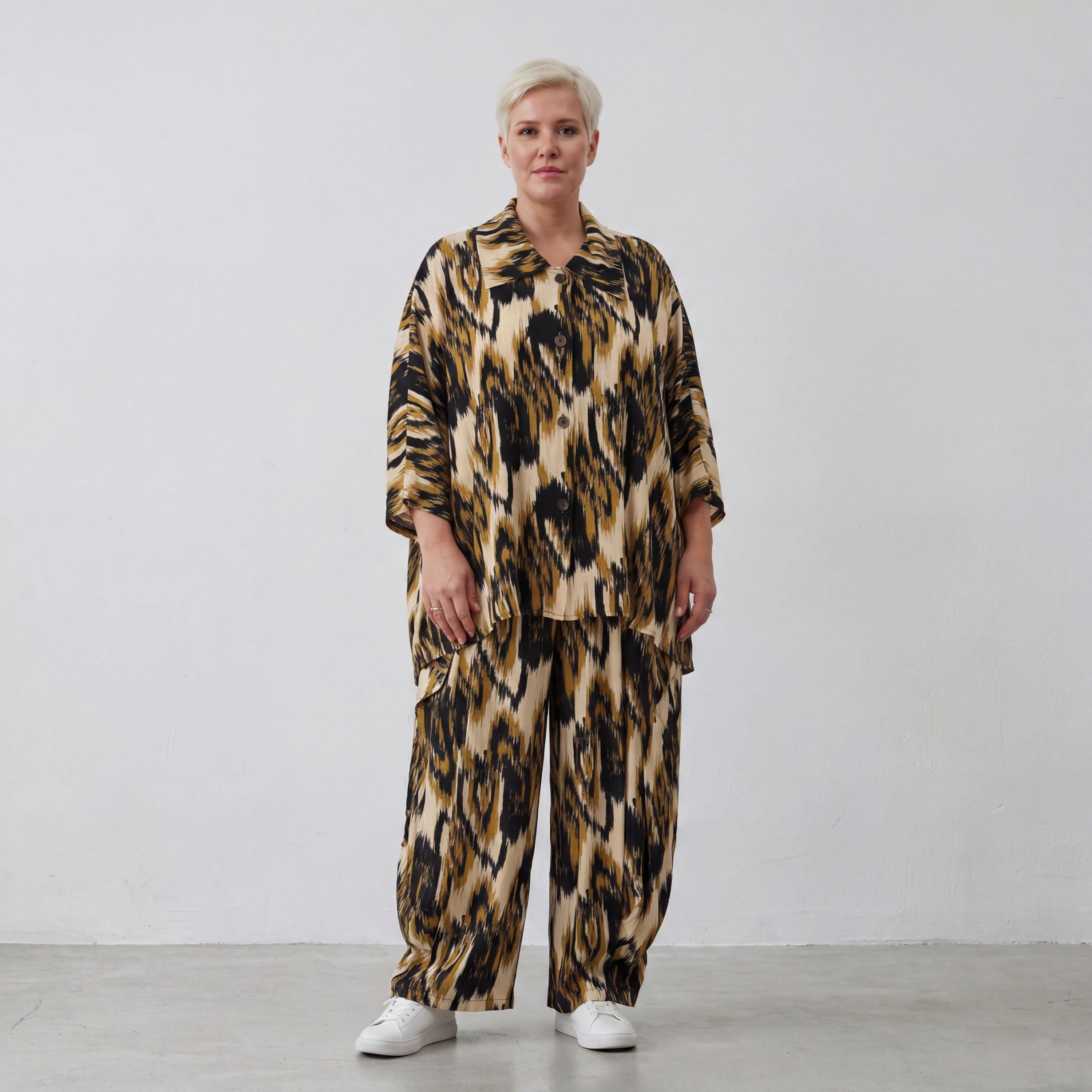 Bluse mit schwarzbeigem Batikmuster aus leichter Popeline mit 3/4-Ärmeln und Kragen