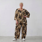 Ballonhose in Schwarzbeige mit Batikmuster lockerem Schnitt und aufgesetzten Taschen