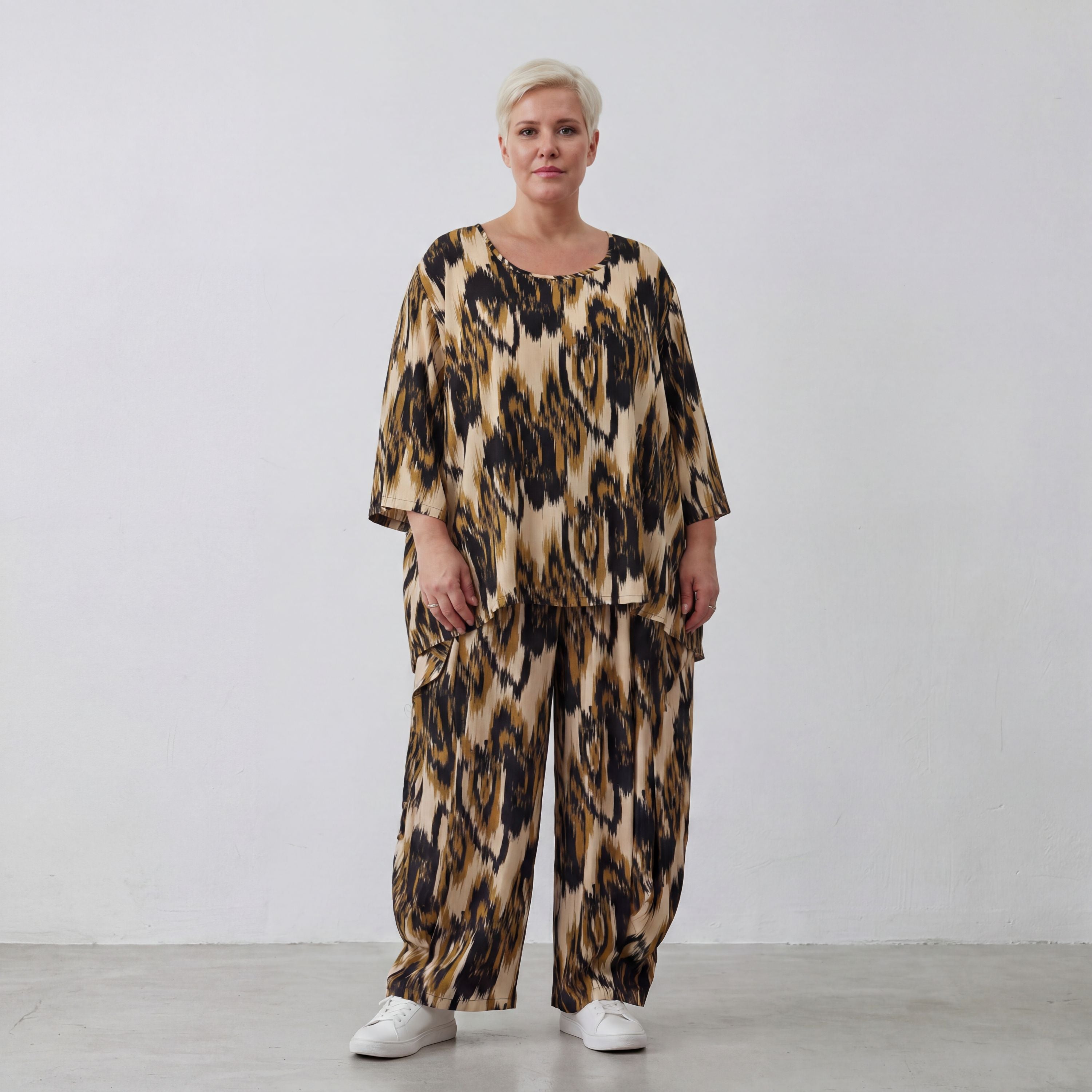 Ballonhose in Schwarzbeige mit Batikmuster lockerem Schnitt und aufgesetzten Taschen