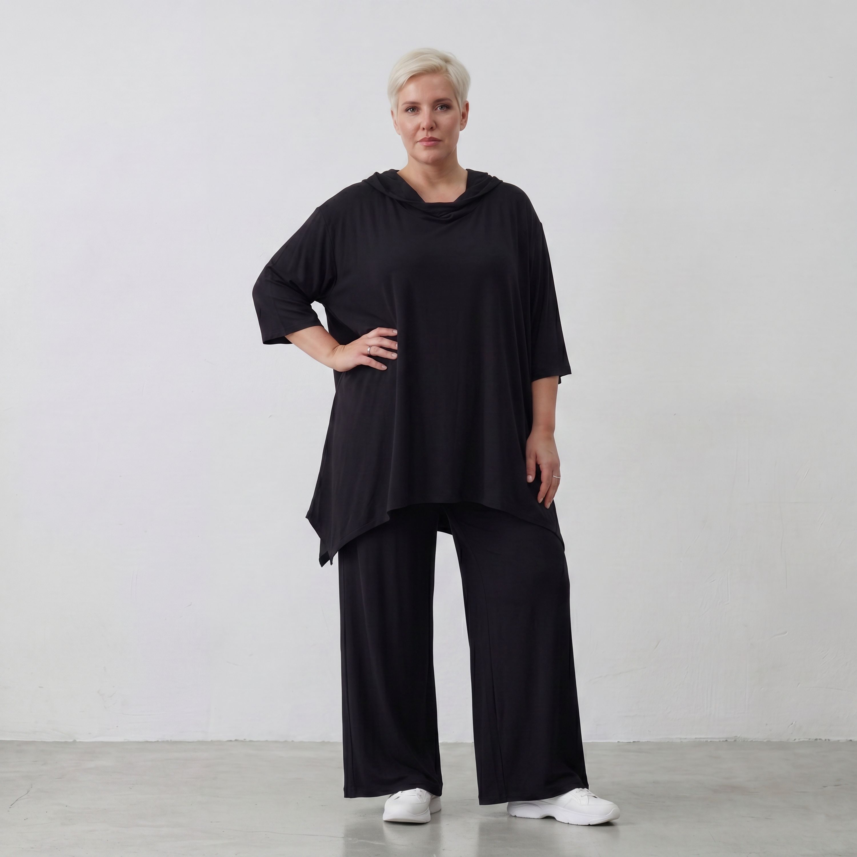 Fließendes Shirt in Schwarz mit Zipfelkapuze und Dreiviertelarm aus weichem Viskosejersey