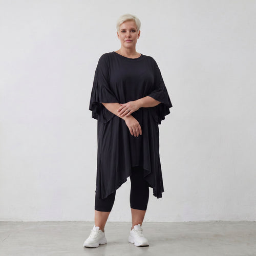 Fließendes Shirt aus Viskose Jersey in Schwarz mit Volantärmeln und A-Linie Silhouette