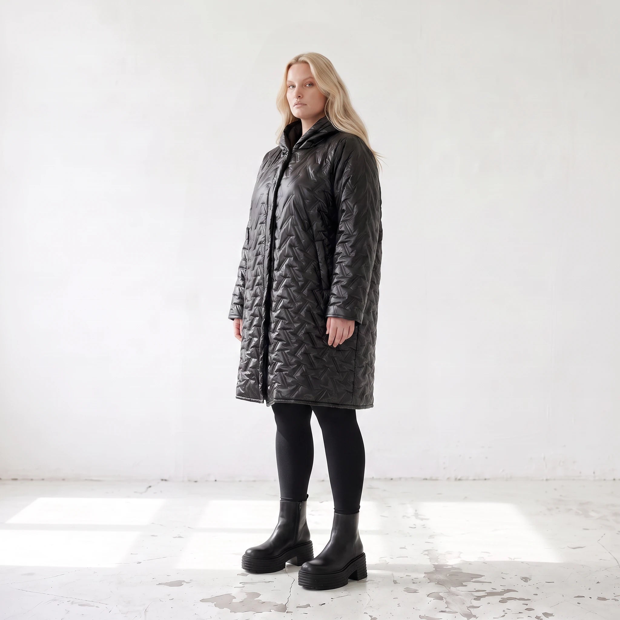 Schwarze Steppjacke mit Kapuze im Ballonschnitt oversized mit Grafikmuster und Taschen