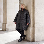 Schwarze Steppjacke mit grafischem Muster oversized wasserabweisend warm mit Taschen