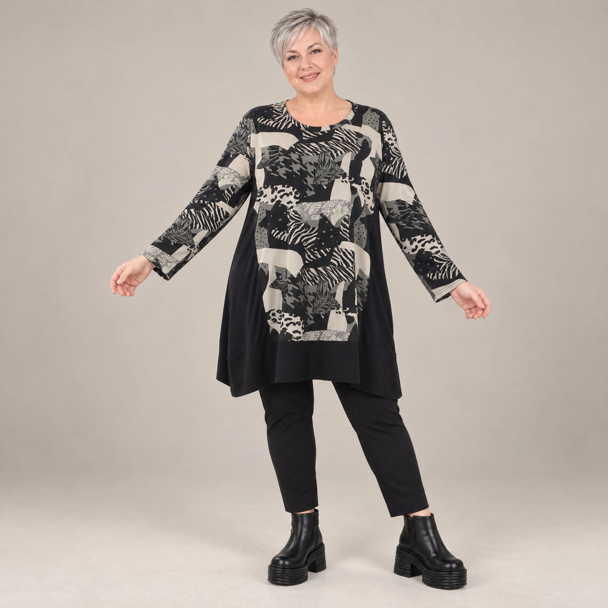 A-Form Shirt in Schwarznatur mit Jacquardmuster aus Viskose Oversize weit mit Rundhals