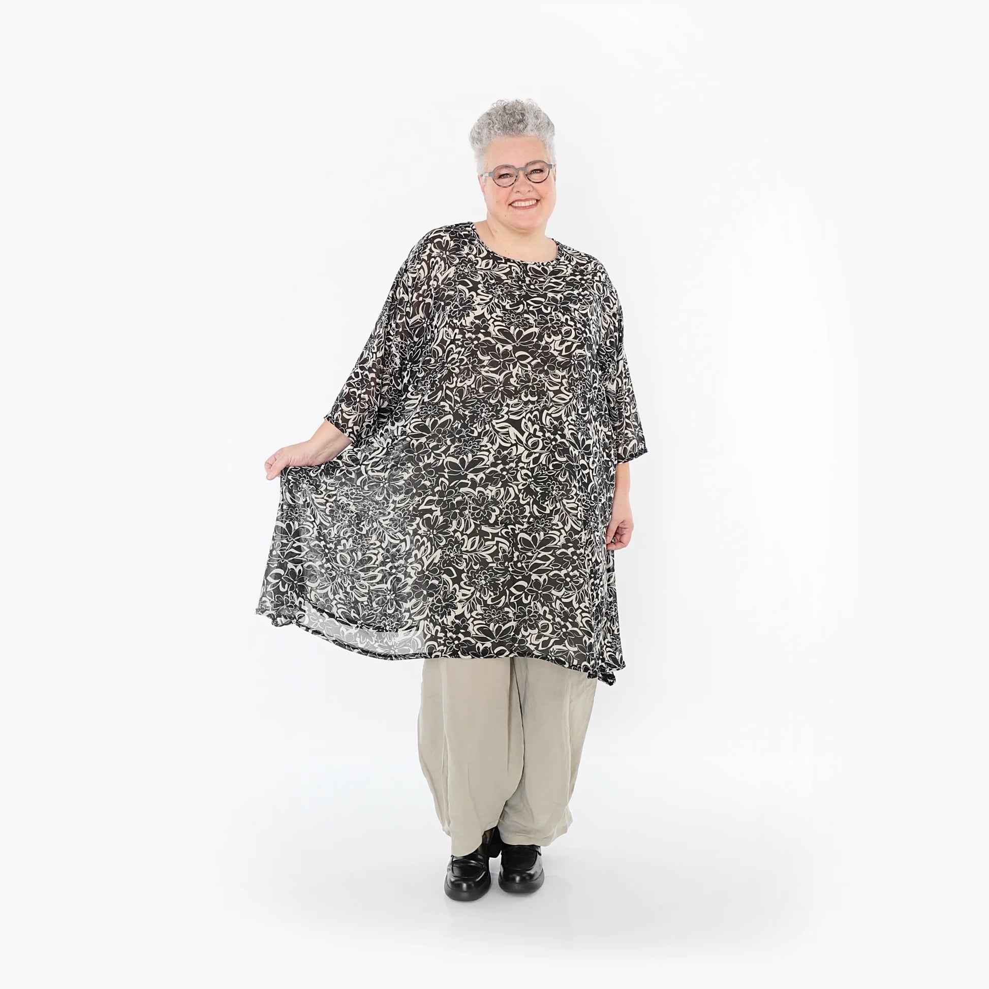  A-Form Bigshirt von AKH Fashion aus Viskose, 1494.02666, Schwarz/Ecru, Blumen, Ausgefallen