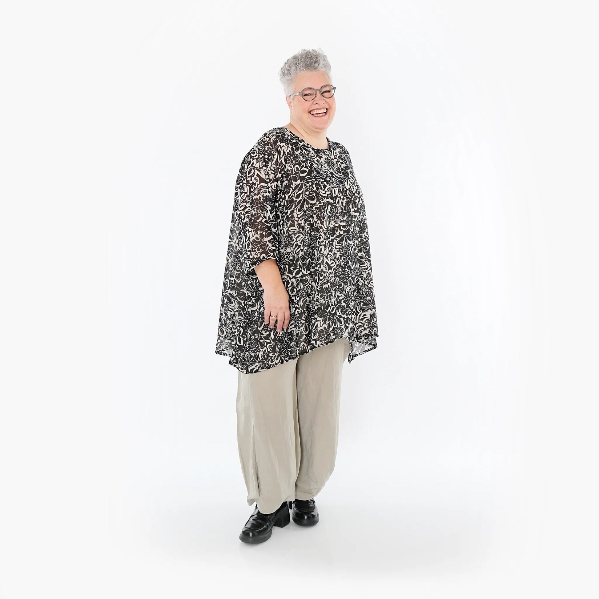 A-Form Bigshirt von AKH Fashion aus Viskose, 1494.00593, Schwarz/Ecru, Blumen, Ausgefallen