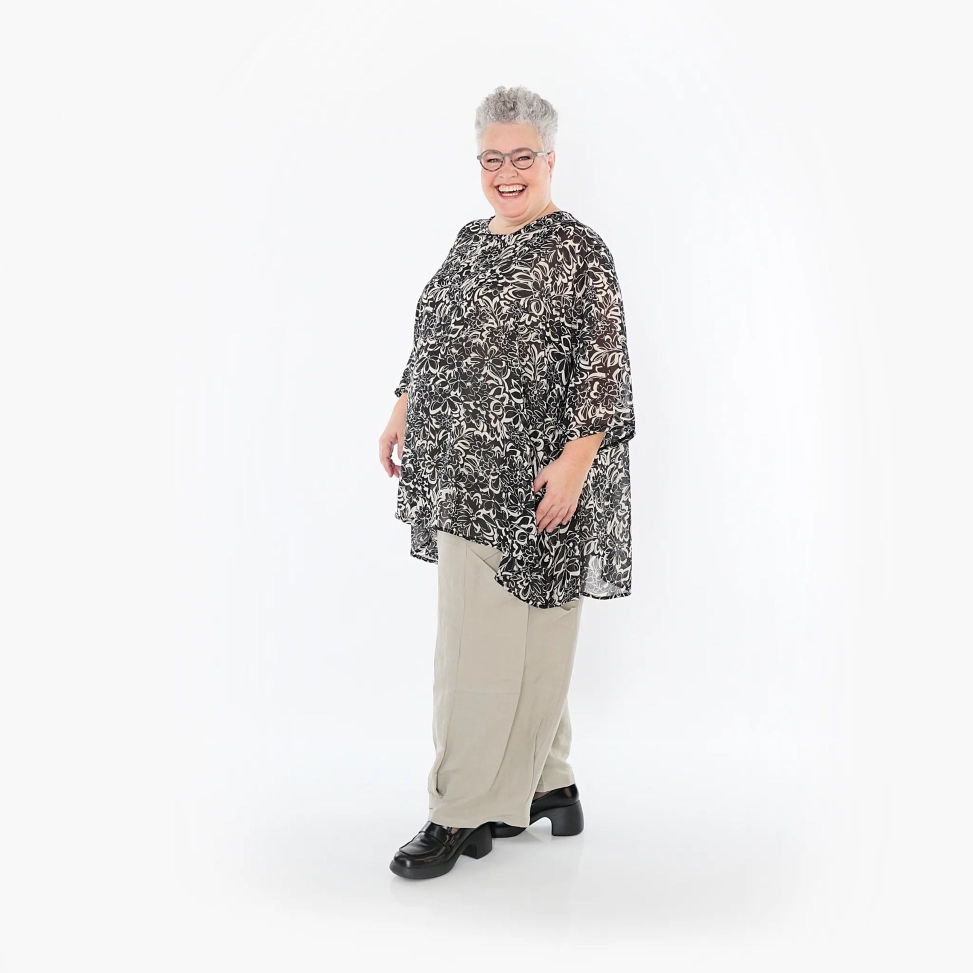  A-Form Bigshirt von AKH Fashion aus Viskose, 1494.00593, Schwarz/Ecru, Blumen, Ausgefallen