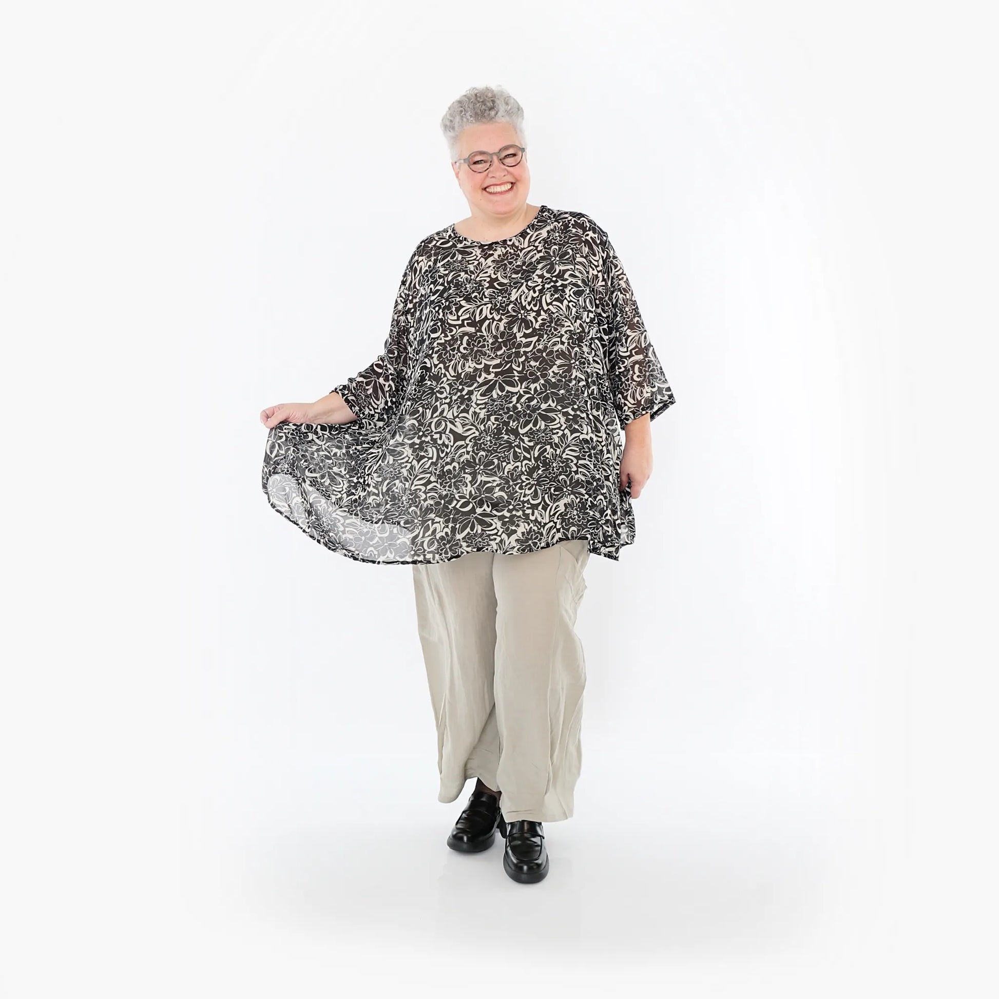  A-Form Bigshirt von AKH Fashion aus Viskose, 1494.00593, Schwarz/Ecru, Blumen, Ausgefallen