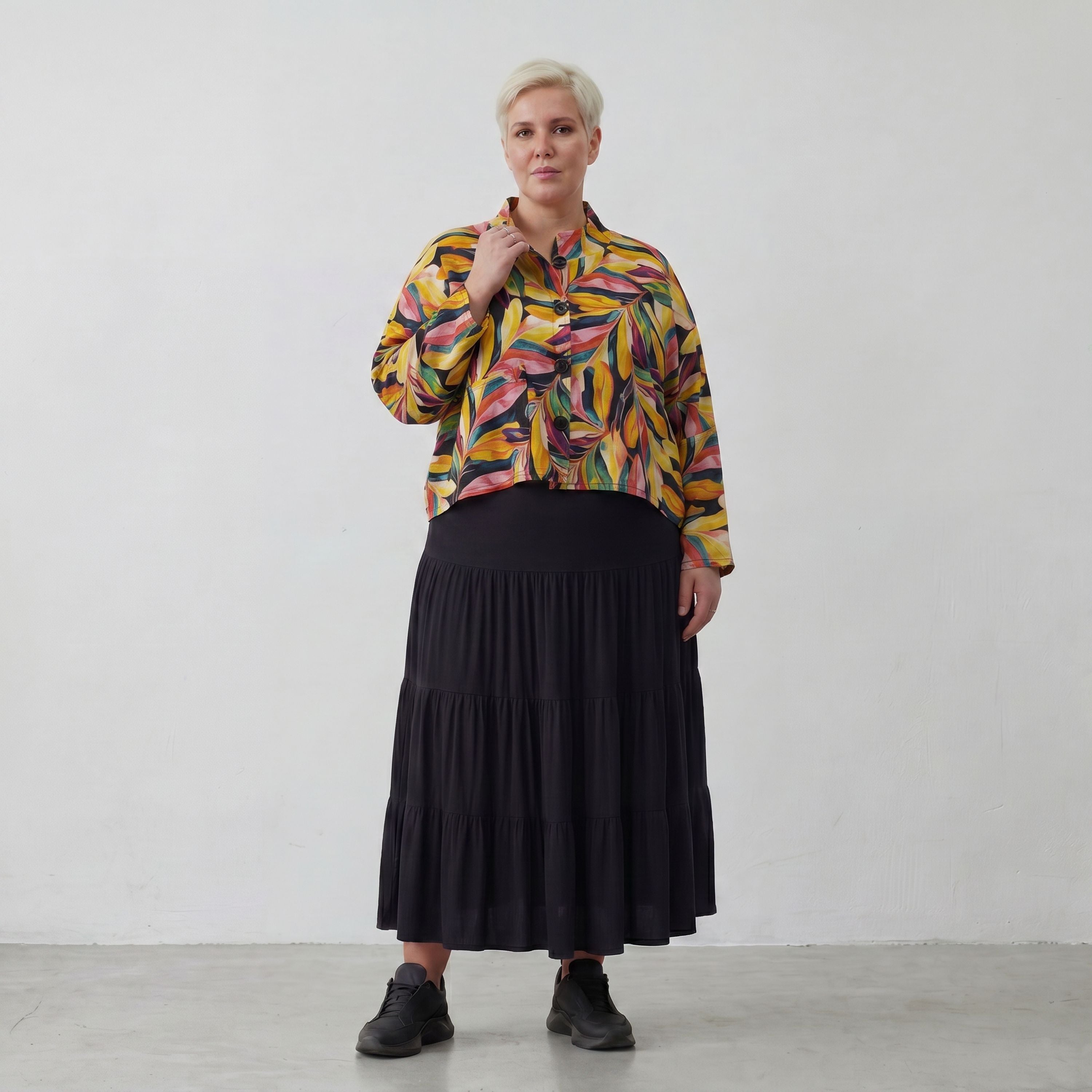 Kurze mehrfarbige Chiffonjacke mit Blumenmuster Stehkragen und aufgesetzten Taschen