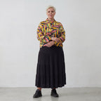 Kurze mehrfarbige Chiffonjacke mit Blumenmuster Stehkragen und aufgesetzten Taschen
