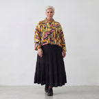 Kurze mehrfarbige Chiffonjacke mit Blumenmuster Stehkragen und aufgesetzten Taschen