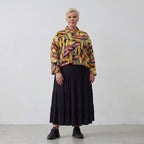 Kurze mehrfarbige Chiffonjacke mit Blumenmuster Stehkragen und aufgesetzten Taschen